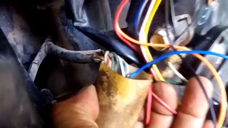pasang kabel warna biru ke kabel warna kuning strip hijau di motor